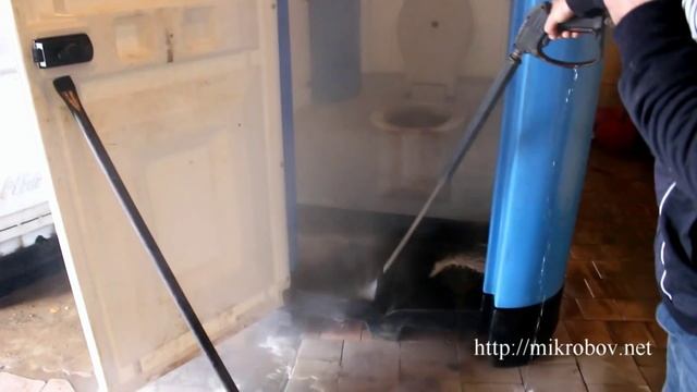 Очистка туалетной кабинки | Мытье биотуалета профессиональной химией смотреть онлайн
