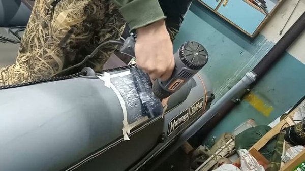 Переклеиваю уключины под вёсла. Клею люверсы под консоль. PVC boat. Tuning.