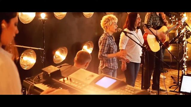 На землю Бог сошёл. The Son of God Came Down. Moscow Worship Band. смотреть онлайн