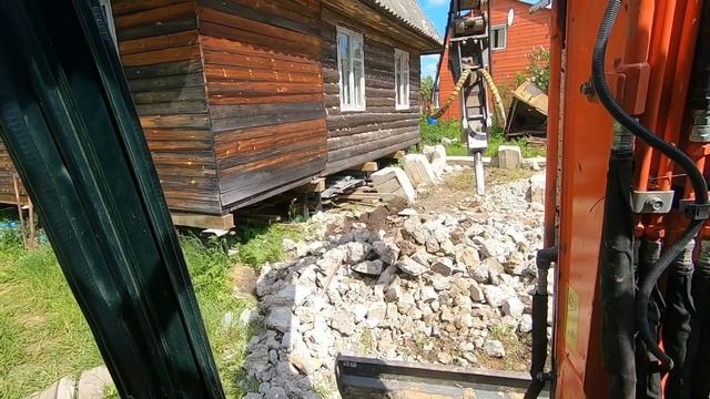 Деньги закопанные в землю | Ломаю фундамент | гидромолот Delta FX-5 на базе мини экскаватора смотреть онлайн