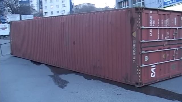 На проспекте 100-летия Владивостока перевернулась фура смотреть онлайн