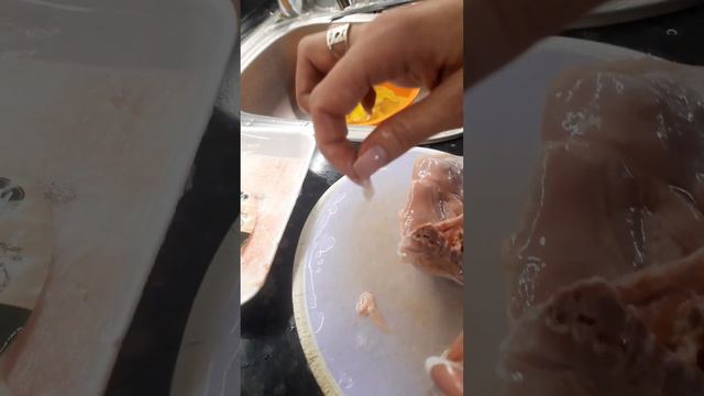 сегодня купили бёдрышки куриные и вот что обнаружили... смотреть онлайн