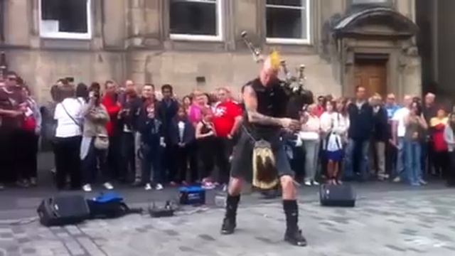 We Will Rock You - The Bad Piper смотреть онлайн