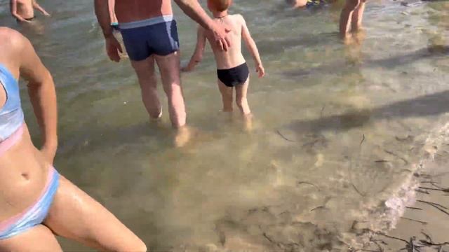 Голубое озеро Диана и Лера строят из песка. Подгорцы выходные . смотреть онлайн
