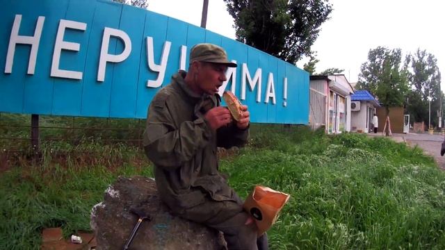 Пуля в голове но я живой Был военным стал бомжем,накормили бездомного смотреть онлайн