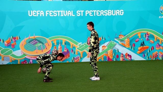Команда "FOOT SHOW" в Футбольной Деревне Санкт-Петербурга со своим выступлением 5 июля 2021 года. смотреть онлайн