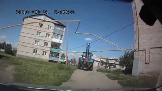 Трактор и газовая труба