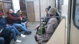 Женщина вызвала полицию в вагон метро из-за девушки с музыкой в наушниках