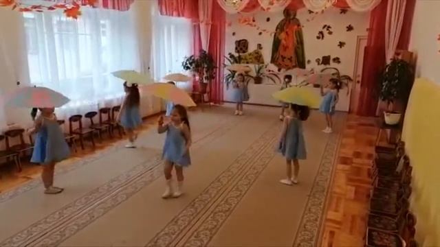 Танец с  зонтиками.