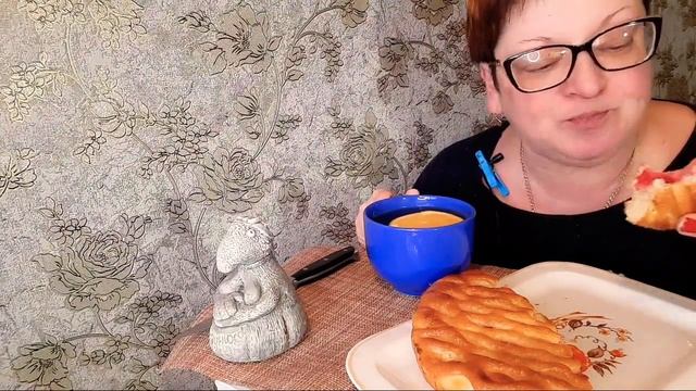 Сладкий мукбанг/Пирог с начинкой из вишни/Оказалась, Яне одного куска мало?/обжор/