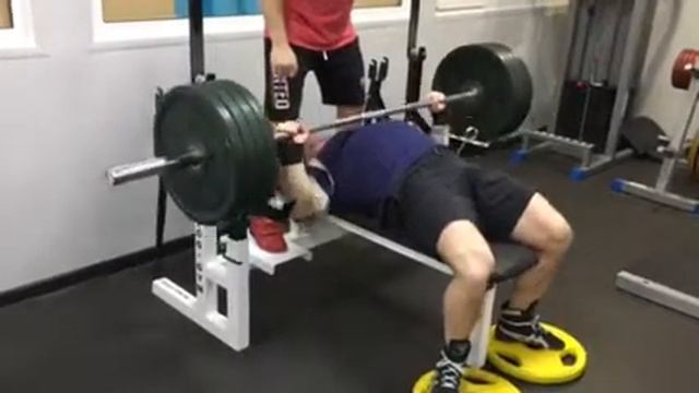 Жим лежа 180kg *3 с.в 93kg смотреть онлайн