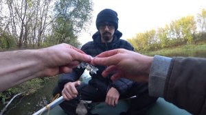 Ставим доночный перемет на хищника осенью на реке. Перемет в начале октября.