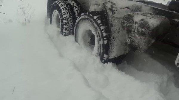 Проходимость КамАЗ 5511 по снегу.Совок застрял.Буксуем,копаем.