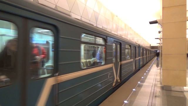 Электропоезд 81-717/714.5М "Номерной" №42 на станции метро Селигерская смотреть онлайн