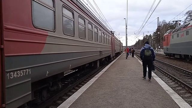 Электропоезд ЭД4М-0240 отравляется от станции Издревая
