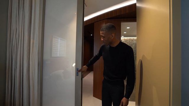 Touring a £1,475,000 Canary Wharf Apartment | London property tour смотреть онлайн