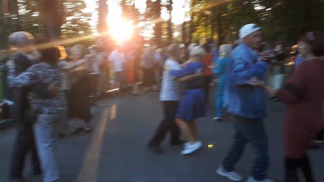 Крутится,вертится шар голубой!!!Народные танцы,сад Шевченко,Харьков!!!Август 2020!!! смотреть онлайн