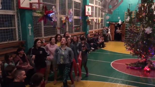 Новогодний танец в стиле 90-х ❤️Марьяновская СОШ #1❤️ смотреть онлайн