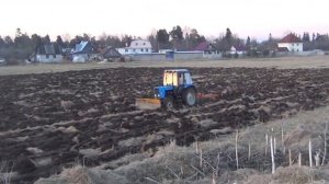Трактор в поле дыр дыр дыр