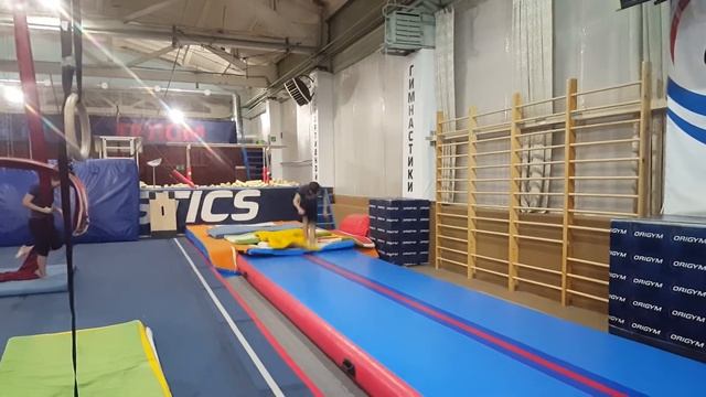 Карандашов Александр-Акробат на дорожке смотреть онлайн