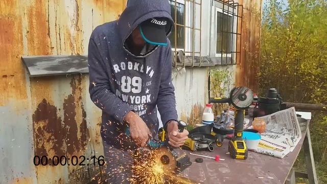 Makita Vs. Dewalt / GA029 Vs. DCG406 / 18v Vs. 40v.