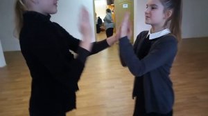 Приветствие с подругой