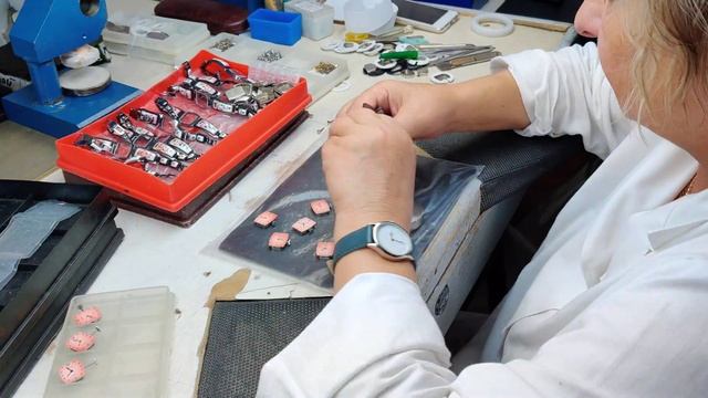 Установка стрелок на циферблат - Завод Луч смотреть онлайн