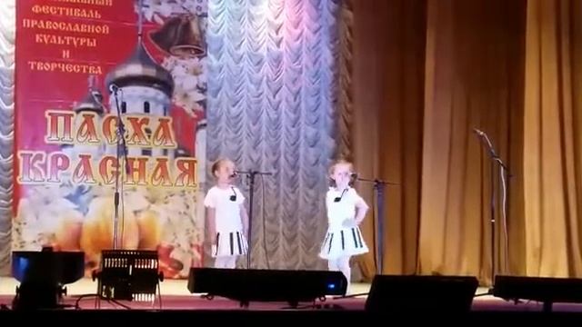 Маленькие "домисолички" из начальной школы-детского сада 46 исполняют песню "Две капельки" смотреть онлайн