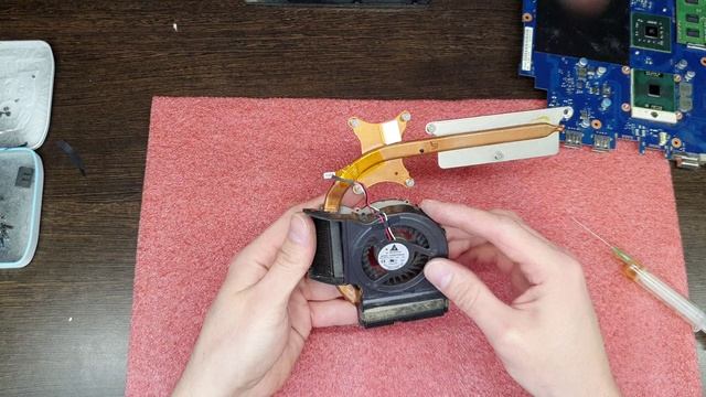 Samsung RV410 Замена термопасты. чистка. греется ноутбук. отключается. Replacing thermal paste. смотреть онлайн