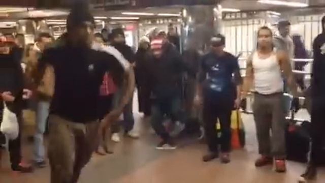 Нью Йорк - танцы в метро под русскую музыку смотреть онлайн