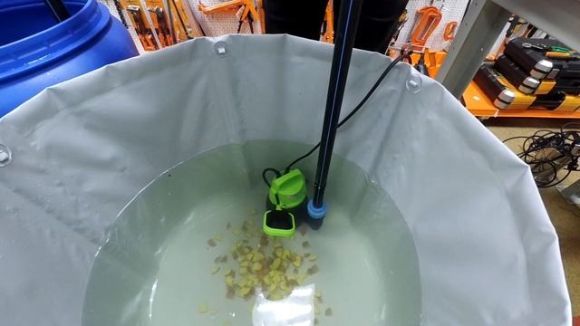 Видео-тест насоса для грязной воды RD-SPP750/25: как дренажный насос работает с твердыми фракциями смотреть онлайн