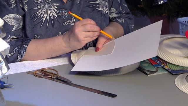 #НастроениеНовыйГод делаем праздничные головные уборы из бумажных тарелок смотреть онлайн