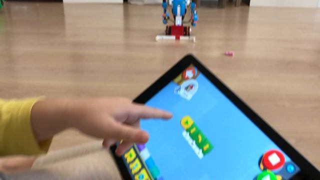 Программирую LEGO BOOST. Игра затолкай конфетки под пенни борд. смотреть онлайн