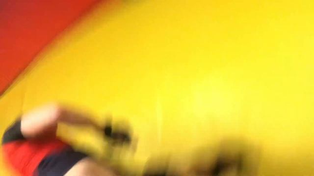 Тренер вырубил ученика на тренировке! Удар с разворота в голову - Вертушка. смотреть онлайн