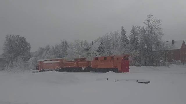 12.1.20 Es schneit in Neuhaus am Rennweg und auch der Schneepflug fähr auf den Gleis смотреть онлайн