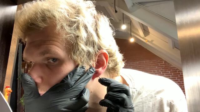 Первый раз в жизни прокалываю себе ухо. Пирсинг мочки уха. смотреть онлайн