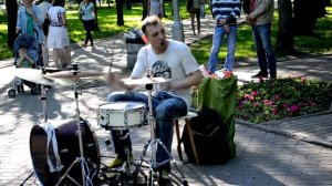 Уличный виртуоз на ударных