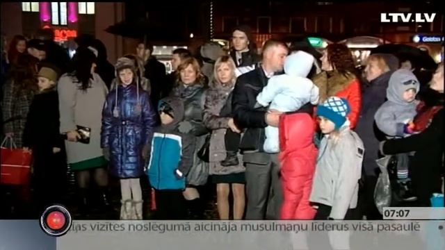 В Риге зажглись огни на елках смотреть онлайн