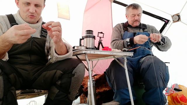 БЕЗУМНЫЙ ЖОР ПЛОТВЫ, ПОПАДАЛАСЬ СРАЗУ ПО 3 ШТУКИ НА ОДНУ УДОЧКУ! ЛОВИМ НА ТОБОЛЕ ЗИМОЙ! КАЗАХСТАН! смотреть онлайн
