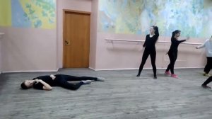 Танец лёжа на сценпластике