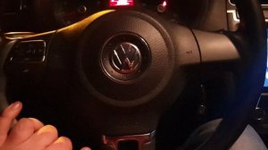 стук при резком повороте руля на запущенной машине стоя на месте