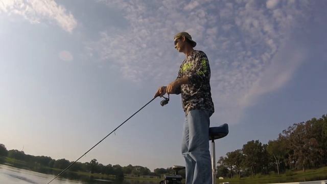 Early morning Topwater FRENZY (lure linked in description) смотреть онлайн