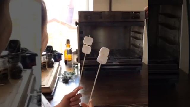 Опытный BBQ шеф Alex Gas тестирует гриль Monolith в шоу-руме ШМИД. смотреть онлайн