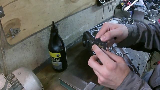 Сборка и регулировка КПП снегохода(Assembling and adjusting the transmission snowmobile) BRP LYNX смотреть онлайн