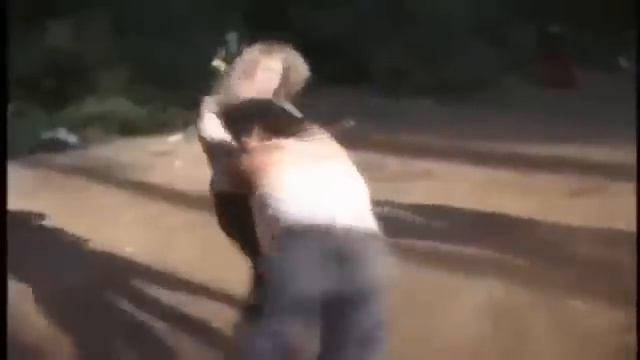ДЕВКИ ДЕРУТСЯ,А МУЖИКИ ТЕШАТСЯ) смотреть онлайн