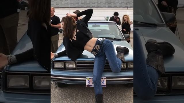 alexandradaddario (Alexandra Daddario) Александра Даддарио 10.04.20 "Позирует на камеру" смотреть онлайн