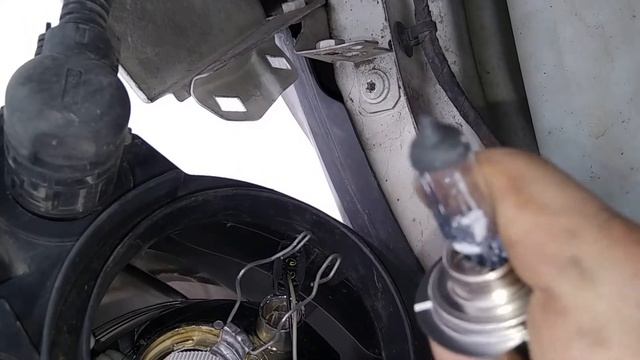 Repairs Citroen. Ситроен Джампер. Как заменить лампочки ближнего света и габариты в фарах. смотреть онлайн
