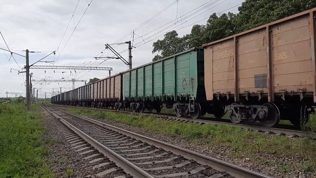 Электровозы 3ЭС5К-1023 с грузовым поездом и толкач 4ЭС5К-006 "Ермак" в хвосте. смотреть онлайн