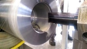 Нарезание резцом внутренней резьбы BUTRRESS на станке для соединения с хвостовиком.