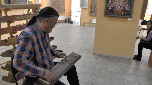Сергей Чарков. Чатхан. Мастер-изготовитель. Сам играет, поёт тахпахи горловым пением. смотреть онлайн